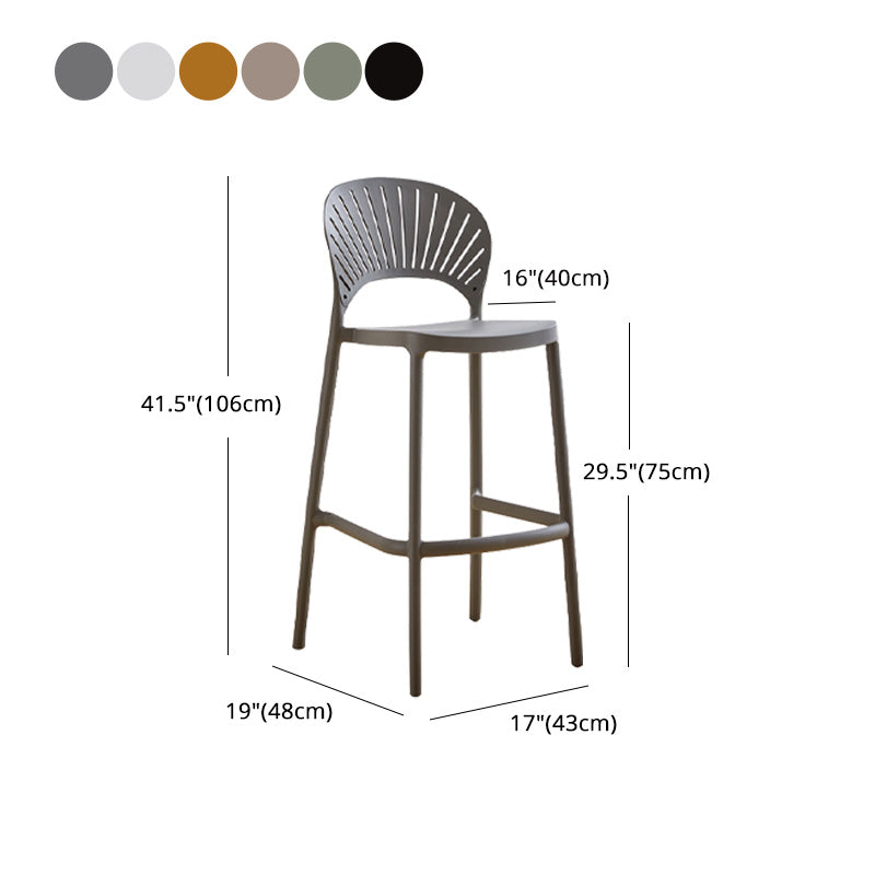 Taburete de bar de plástico de estilo moderno con reposapiés, taburete de bar apilable para exteriores con respaldo bajo