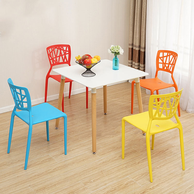 Silla trasera abierta contemporánea, silla lateral sin brazos de comedor apilable de plástico