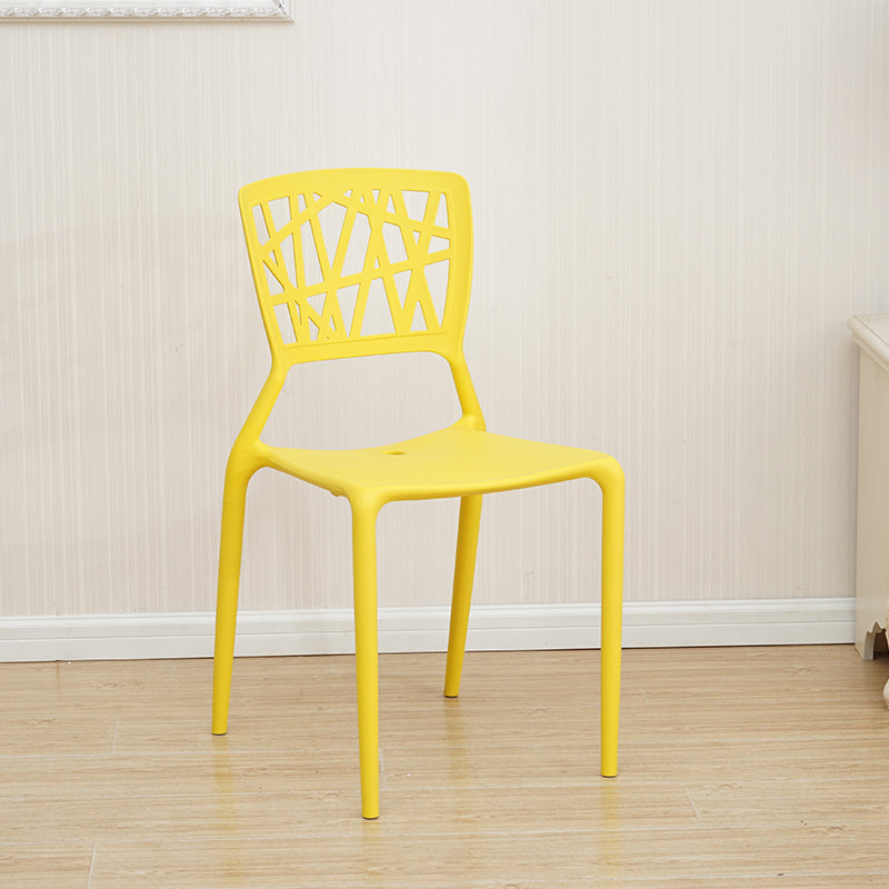Chaise à dossier ouvert contemporaine en plastique empilable dinant la chaise latérale sans bras