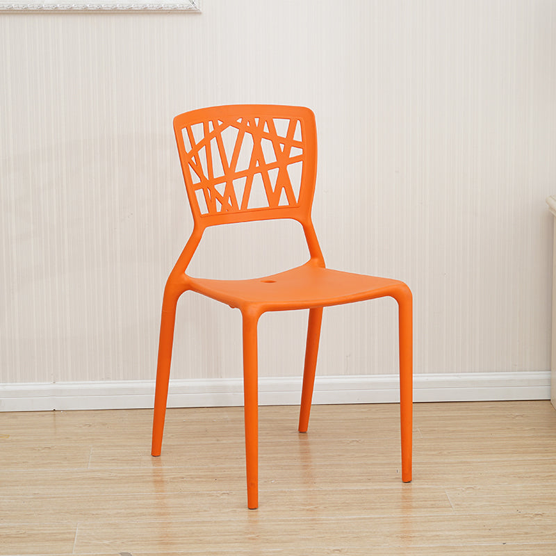 Chaise à dossier ouvert contemporaine en plastique empilable dinant la chaise latérale sans bras