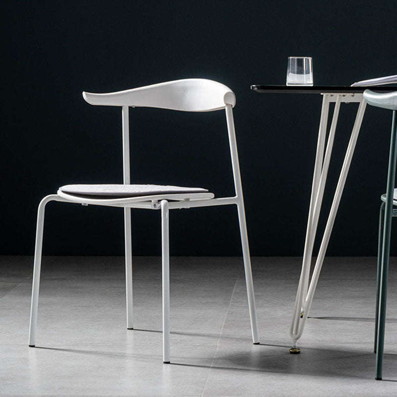 Silla contemporánea con respaldo abierto, silla auxiliar sin brazos con patas de metal