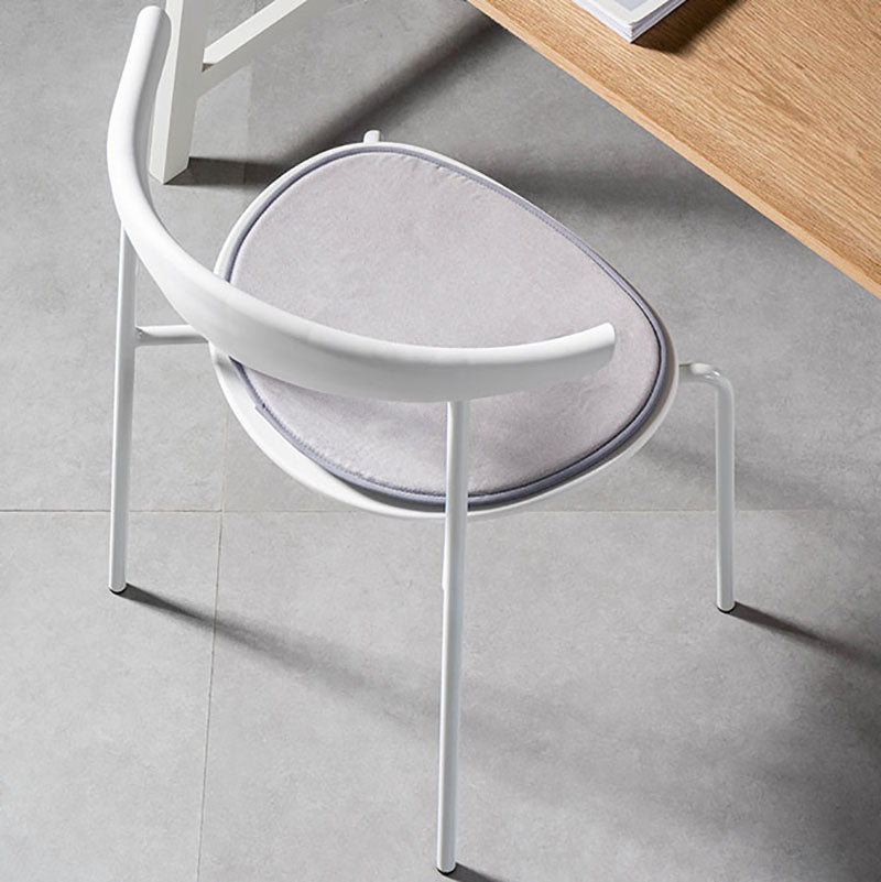 Silla contemporánea con respaldo abierto, silla auxiliar sin brazos con patas de metal