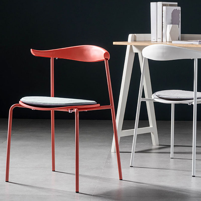 Silla contemporánea con respaldo abierto, silla auxiliar sin brazos con patas de metal