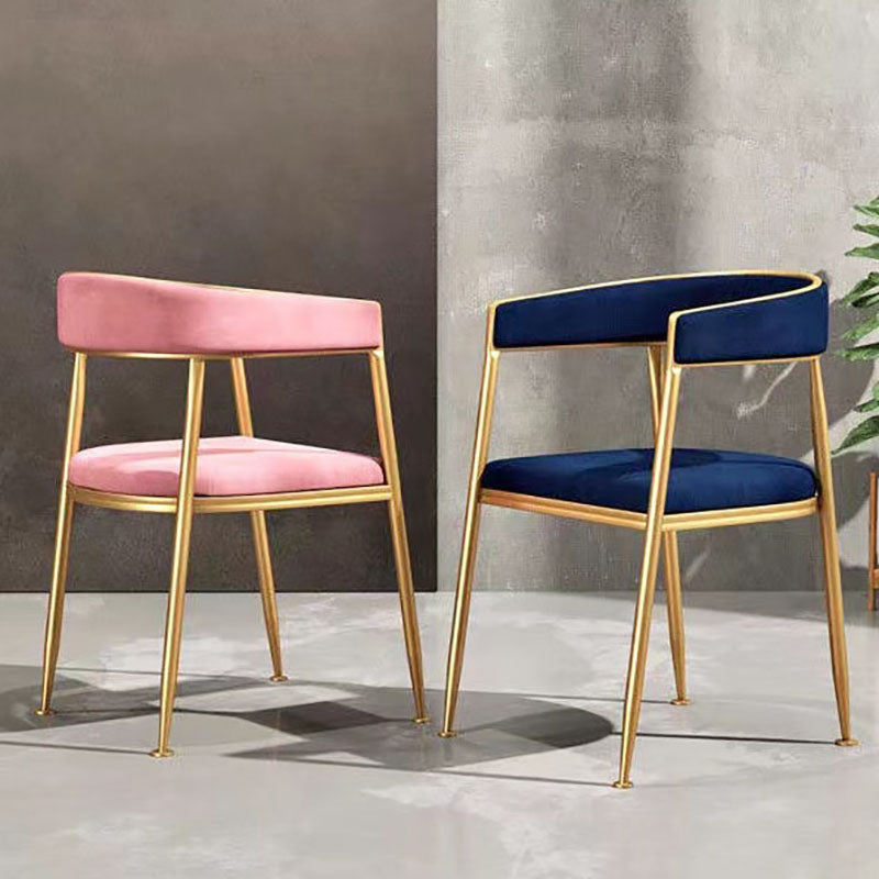 Silla de comedor tapizada con brazo de metal Glam, silla lateral de comedor para uso en restaurantes