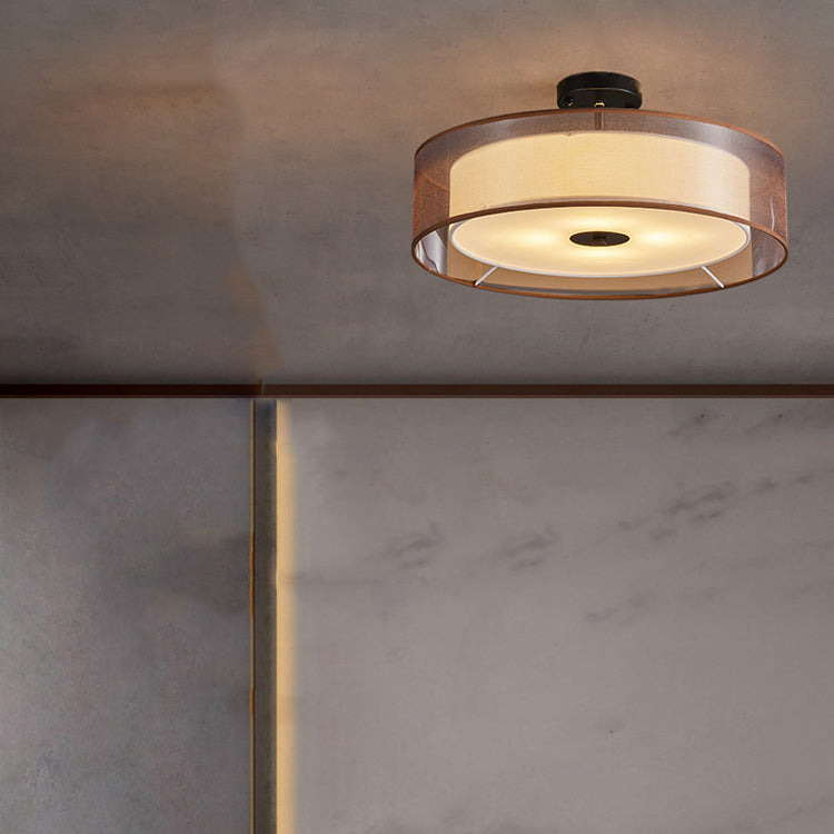 Traditionele trommel dicht bij plafondlichte stof plafondlamp in het zwart