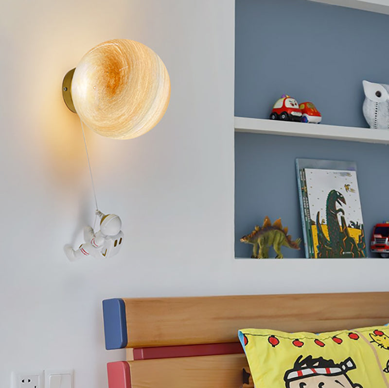 Lampada da parete astronauta e piante