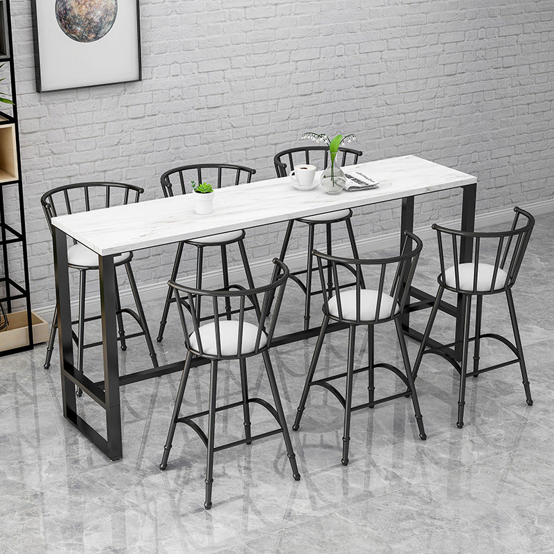 Taburete de bar redondo tapizado con respaldo y reposapiés y base de hierro