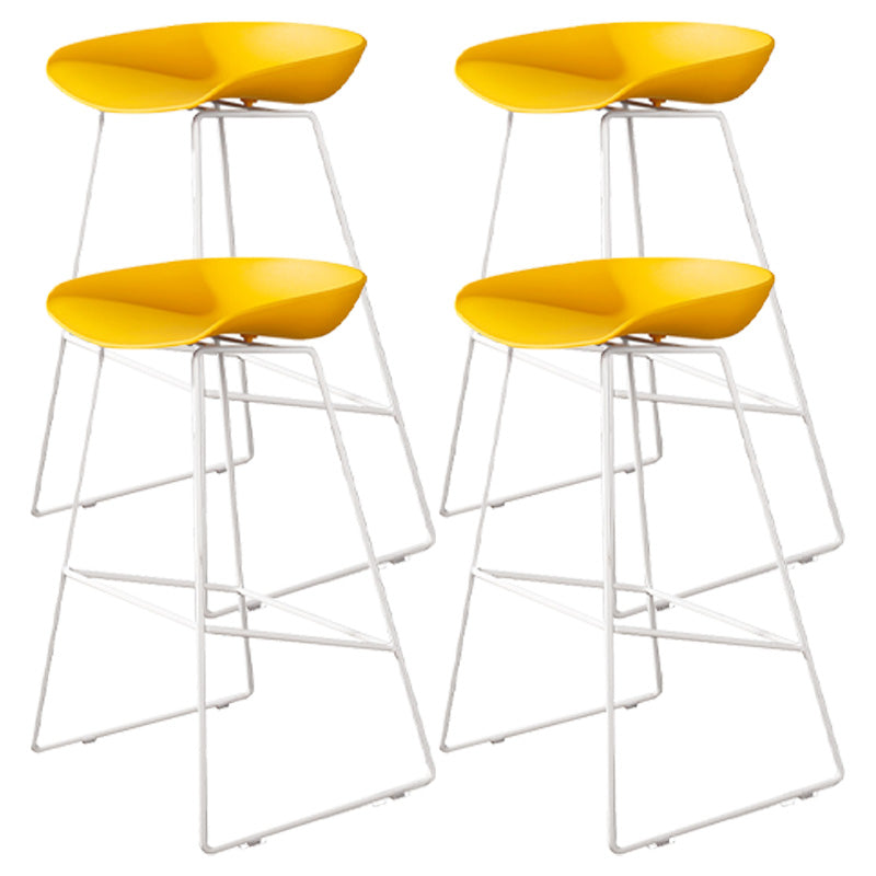Zeitgenössischer Theken-Barhocker, Eimer-Barhocker mit Fußstütze und Eisensockel