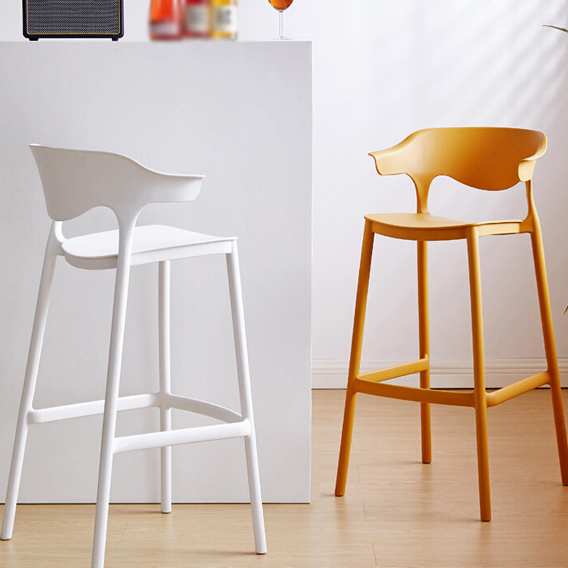 Taburete de bar de plástico de estilo moderno con reposapiés, taburete de bar apilable con respaldo bajo