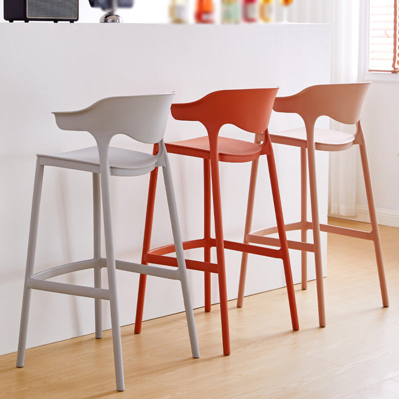 Taburete de bar de plástico de estilo moderno con reposapiés, taburete de bar apilable con respaldo bajo