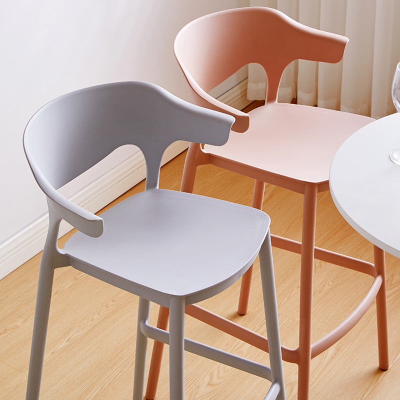 Taburete de bar de plástico de estilo moderno con reposapiés, taburete de bar apilable con respaldo bajo