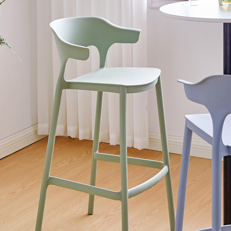 Barhocker aus Kunststoff im modernen Stil mit Fußstütze, stapelbarer Bistro-Barhocker mit niedriger Rückenlehne