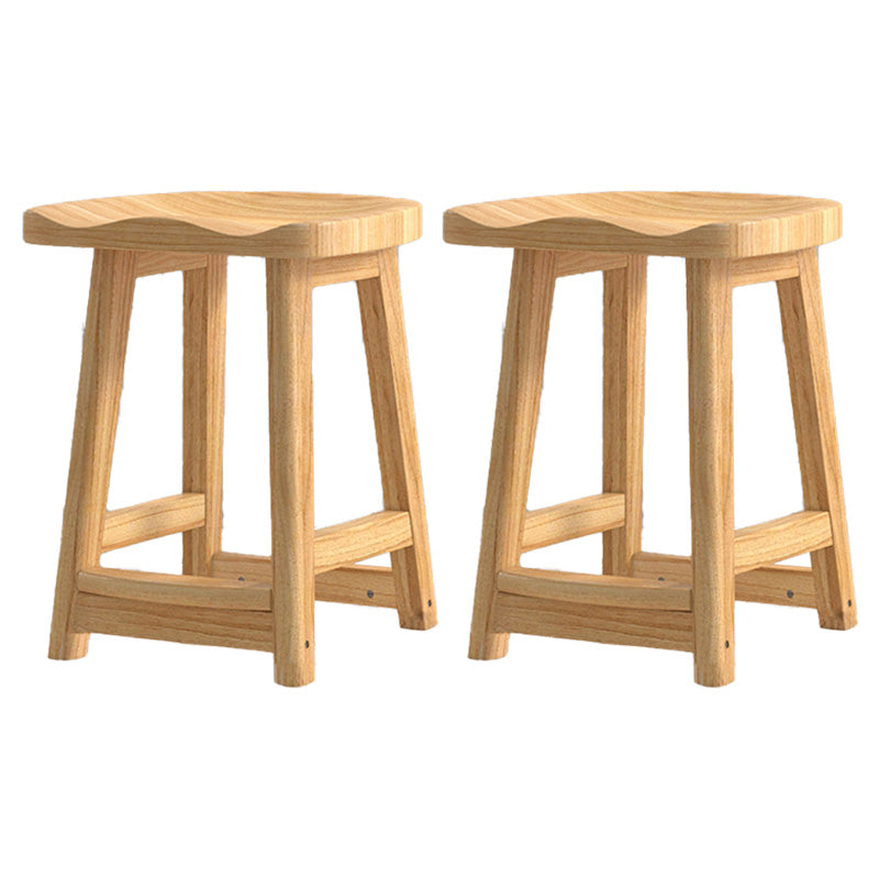 Zeitgenössische massive Holzbarhohocker Häuser mit Holzsitz und Fußstütze