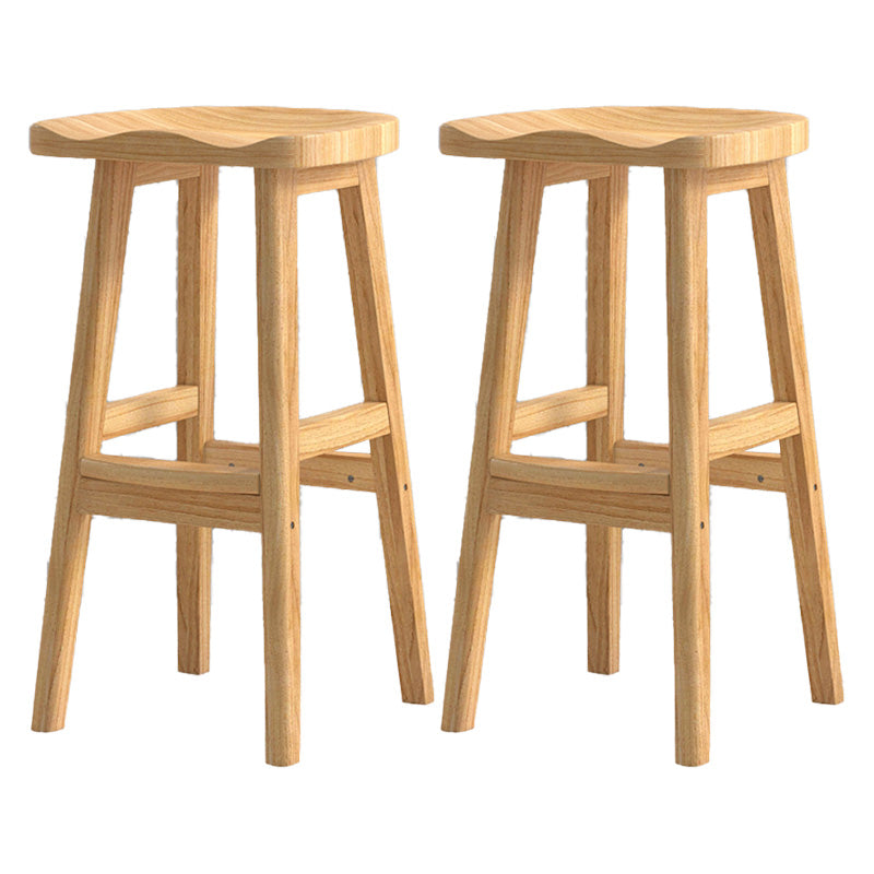 Zeitgenössische massive Holzbarhohocker Häuser mit Holzsitz und Fußstütze