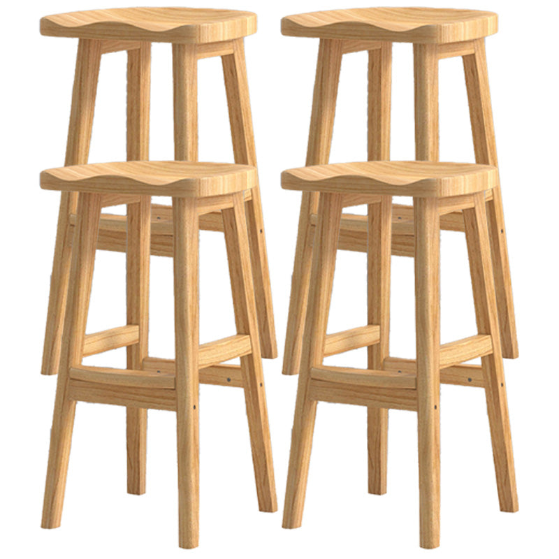 Zeitgenössische massive Holzbarhohocker Häuser mit Holzsitz und Fußstütze