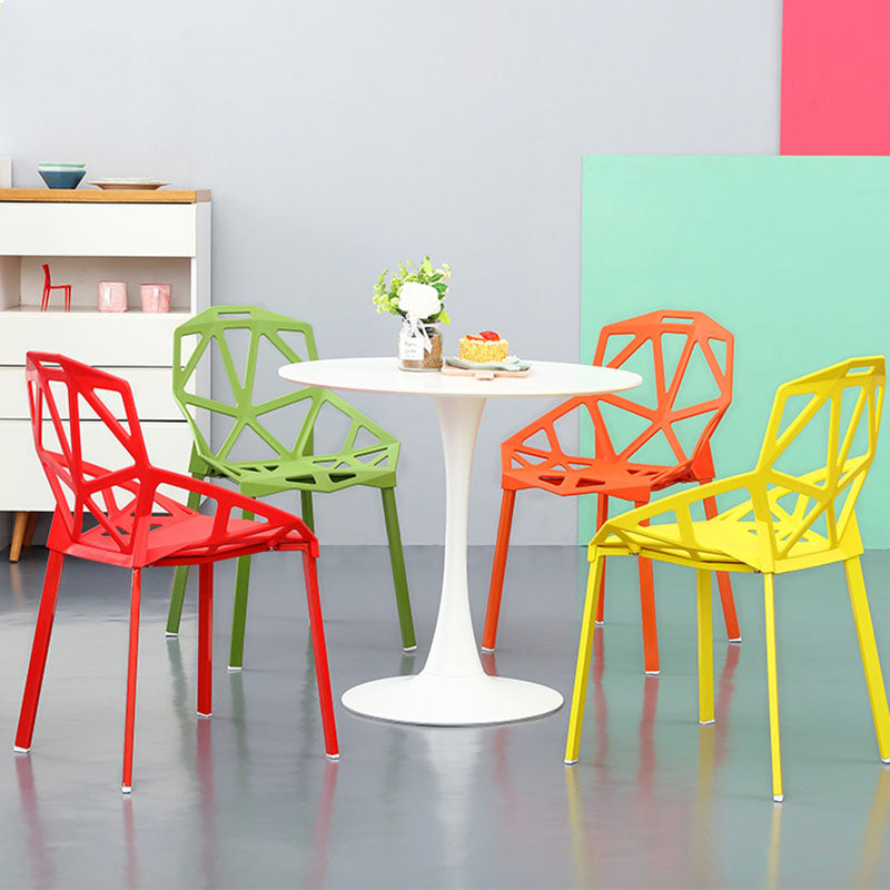 El comedor contemporáneo plástico preside la cocina que cena la silla lateral del brazo