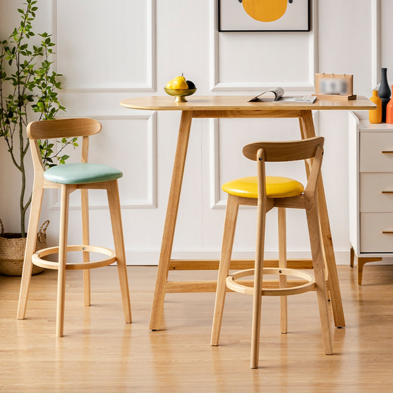 Taburete de bar estilo escandinavo con patas de madera y reposapiés con respaldo bajo para barra de cocina