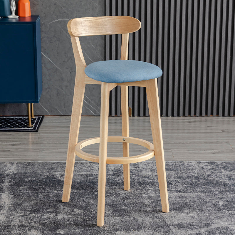 Taburete de bar estilo escandinavo con patas de madera y reposapiés con respaldo bajo para barra de cocina