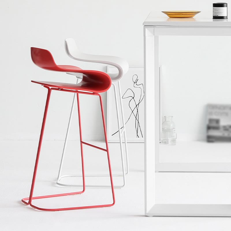 Taburete nórdico simple con respaldo bajo, taburete alto de hierro para interiores con asiento de plástico