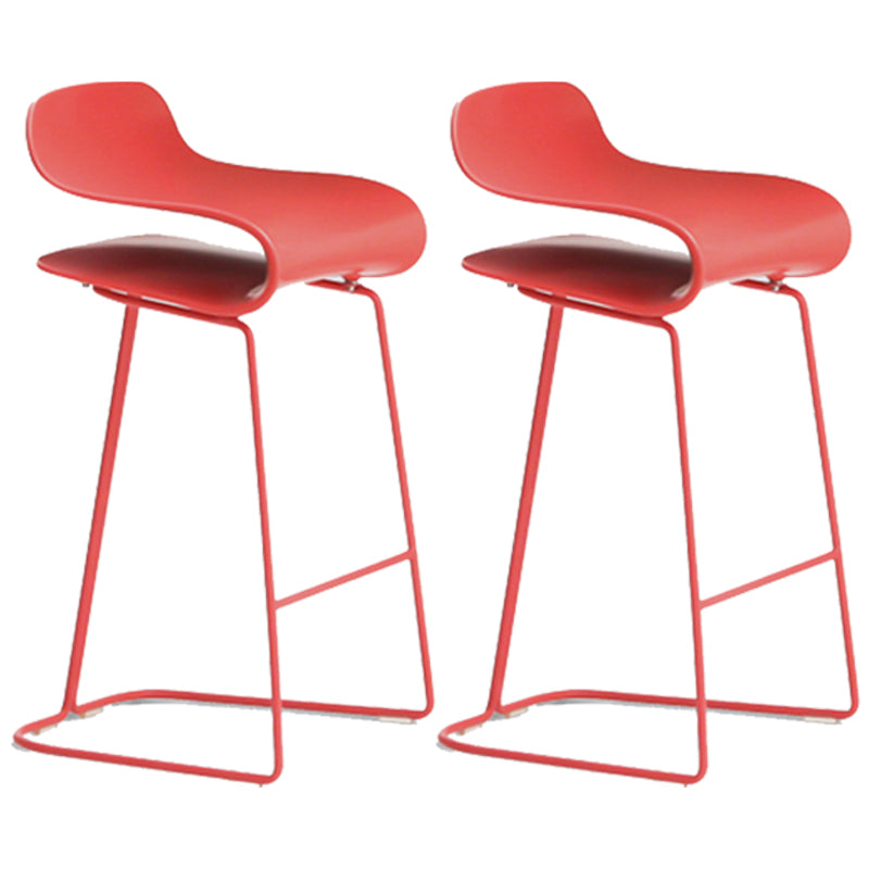 Taburete nórdico simple con respaldo bajo, taburete alto de hierro para interiores con asiento de plástico