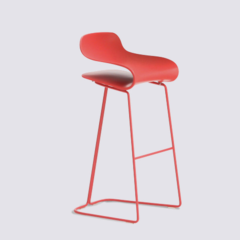 Taburete nórdico simple con respaldo bajo, taburete alto de hierro para interiores con asiento de plástico