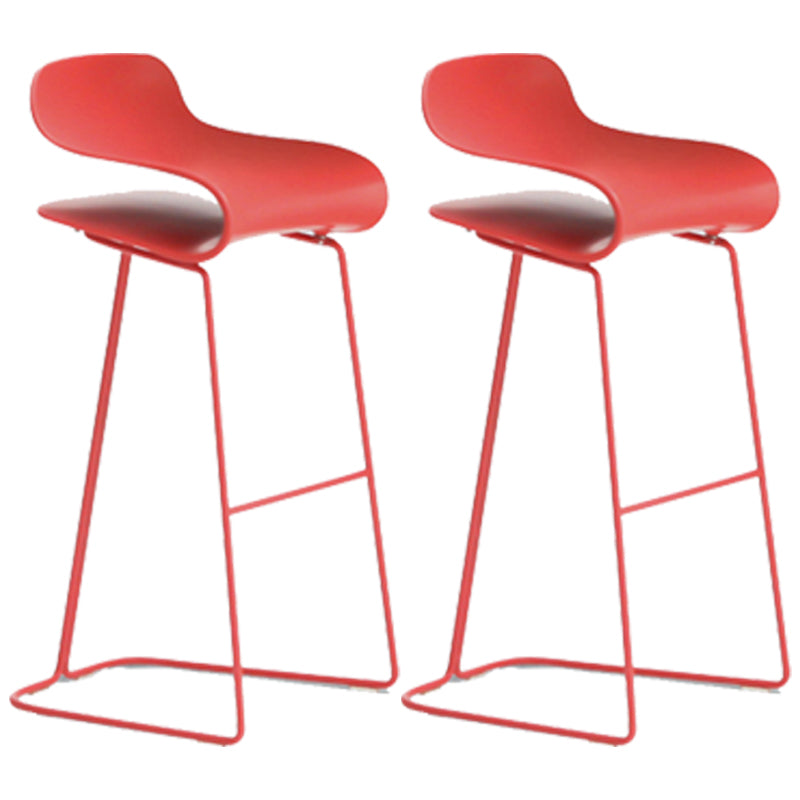 Taburete nórdico simple con respaldo bajo, taburete alto de hierro para interiores con asiento de plástico