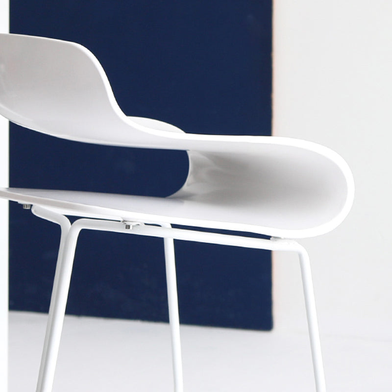 Taburete nórdico simple con respaldo bajo, taburete alto de hierro para interiores con asiento de plástico