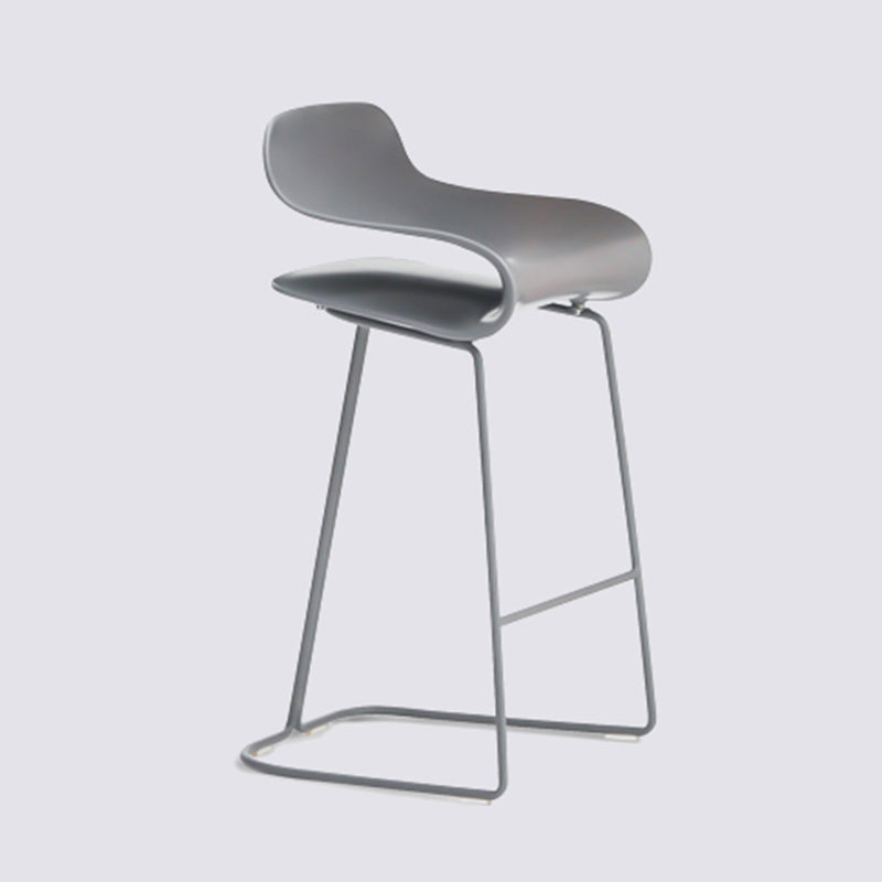 Nordic Simple Barhocker mit niedriger Rückenlehne für den Innenbereich, hoher Hocker aus Eisen mit Kunststoffsitz