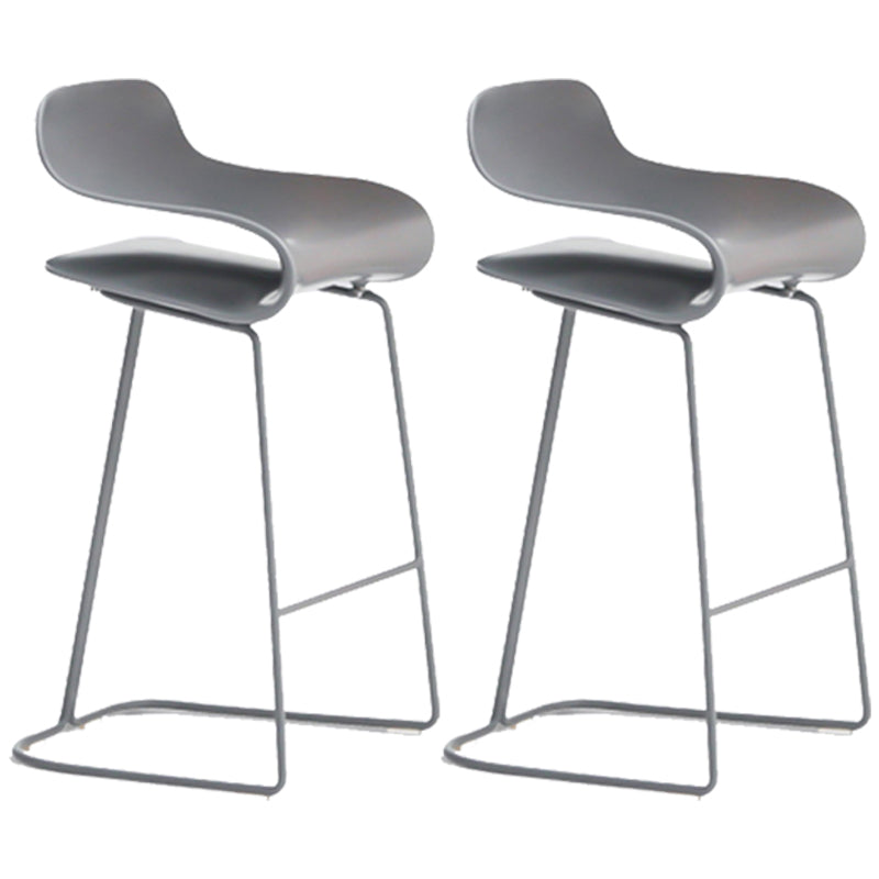 Taburete nórdico simple con respaldo bajo, taburete alto de hierro para interiores con asiento de plástico