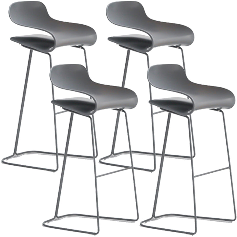Taburete nórdico simple con respaldo bajo, taburete alto de hierro para interiores con asiento de plástico