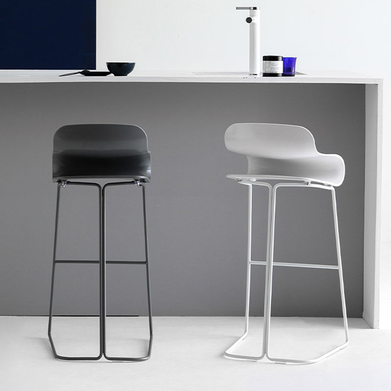 Taburete nórdico simple con respaldo bajo, taburete alto de hierro para interiores con asiento de plástico