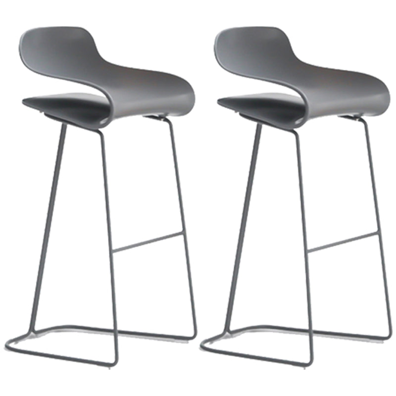 Taburete nórdico simple con respaldo bajo, taburete alto de hierro para interiores con asiento de plástico