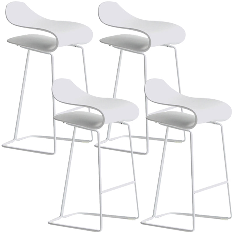 Taburete nórdico simple con respaldo bajo, taburete alto de hierro para interiores con asiento de plástico