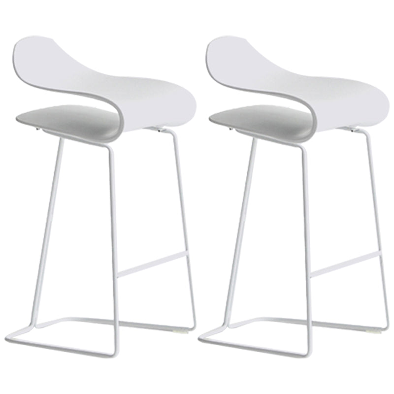 Taburete nórdico simple con respaldo bajo, taburete alto de hierro para interiores con asiento de plástico