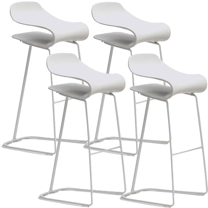 Taburete nórdico simple con respaldo bajo, taburete alto de hierro para interiores con asiento de plástico