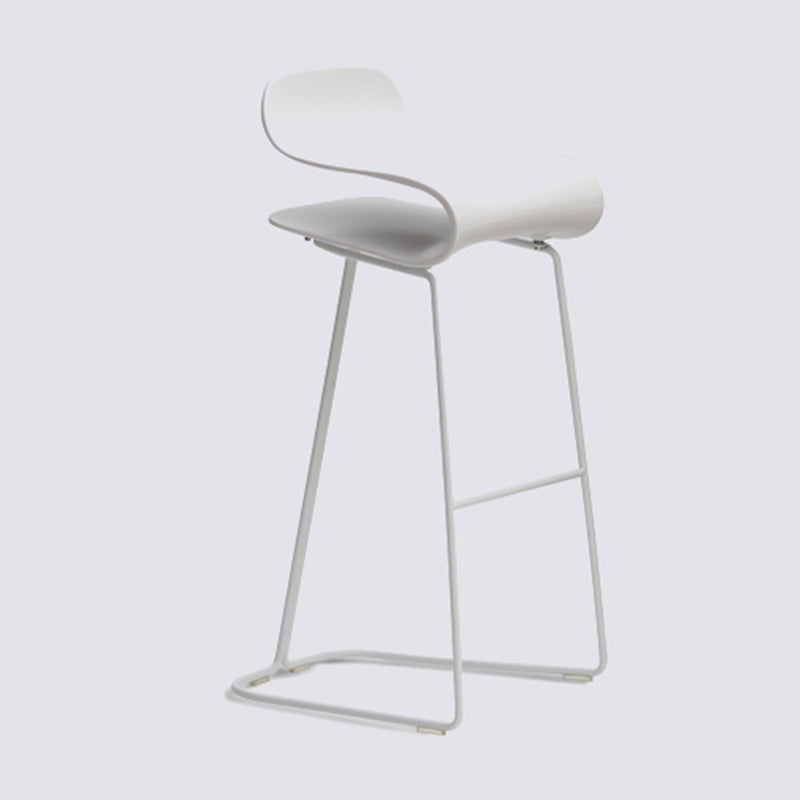 Taburete nórdico simple con respaldo bajo, taburete alto de hierro para interiores con asiento de plástico