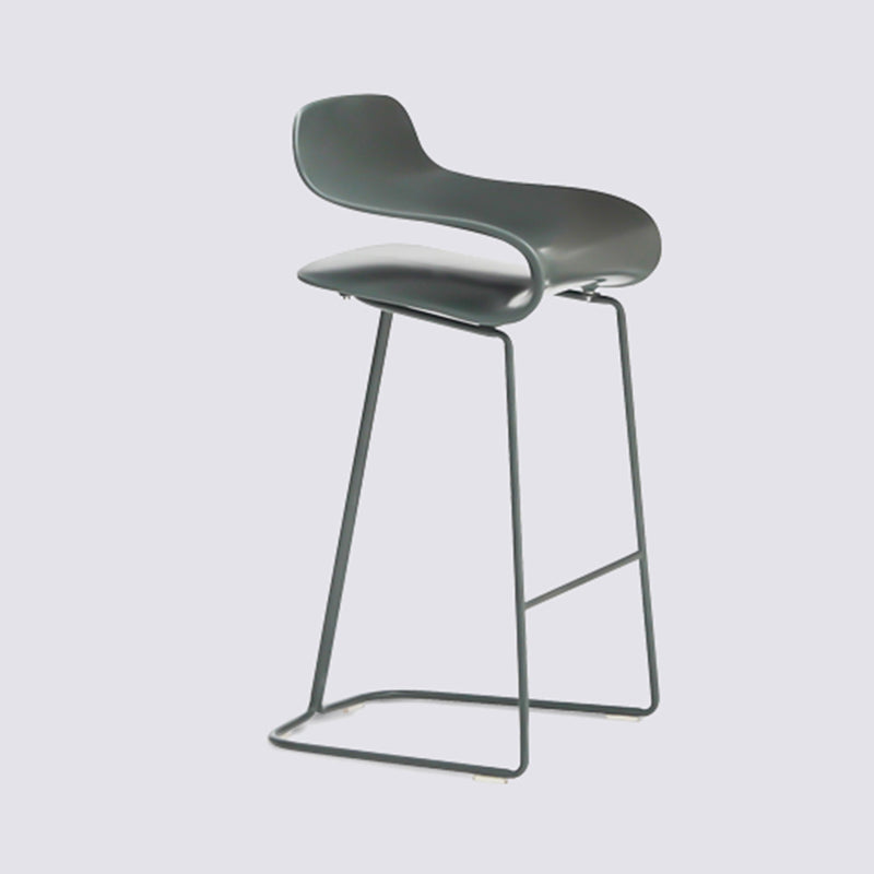 Taburete nórdico simple con respaldo bajo, taburete alto de hierro para interiores con asiento de plástico
