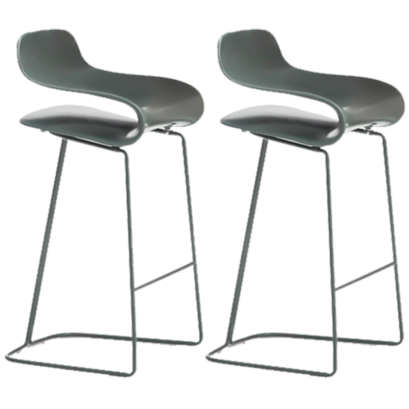 Taburete nórdico simple con respaldo bajo, taburete alto de hierro para interiores con asiento de plástico