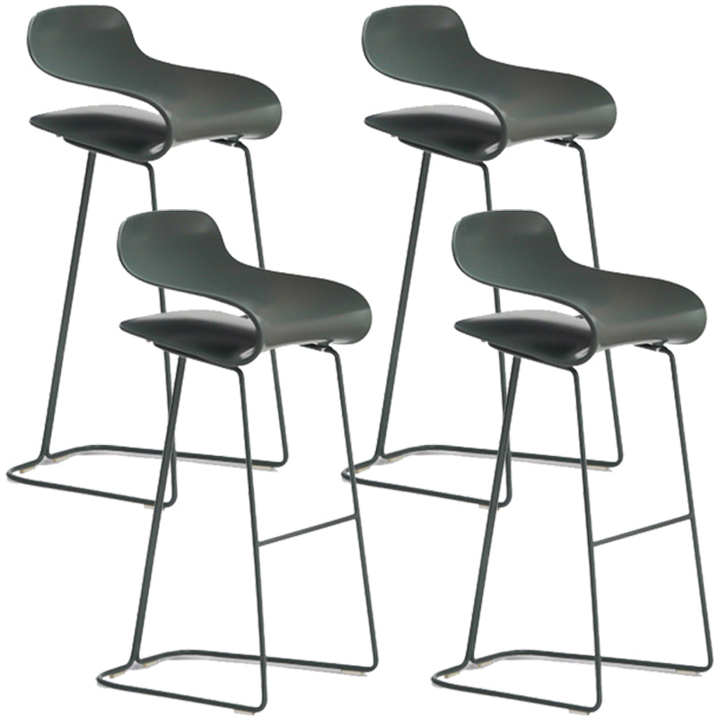 Taburete nórdico simple con respaldo bajo, taburete alto de hierro para interiores con asiento de plástico