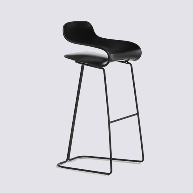 Taburete nórdico simple con respaldo bajo, taburete alto de hierro para interiores con asiento de plástico