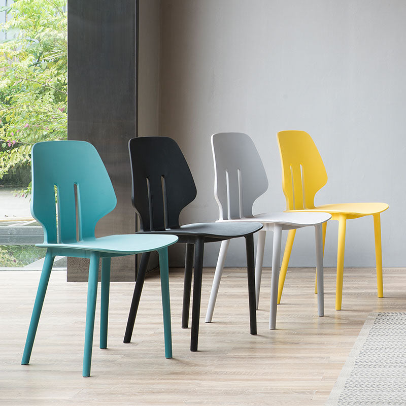 Chaise de salle à manger en plastique colorée scandinave, sans bras, à dossier solide