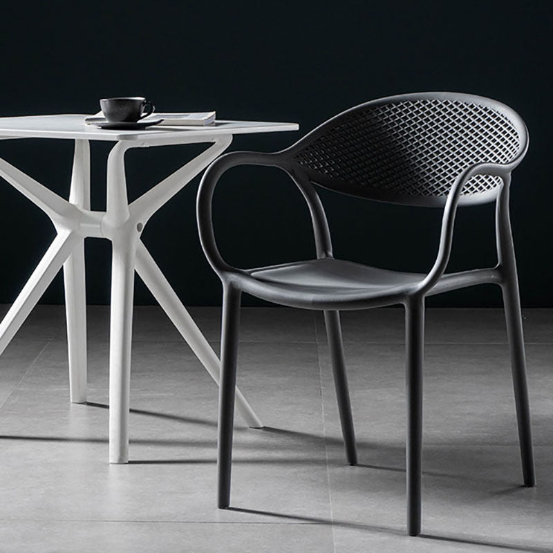 Chaises contemporaines avec bras de salle à manger, chaise latérale en plastique à dossier ouvert pour la cuisine