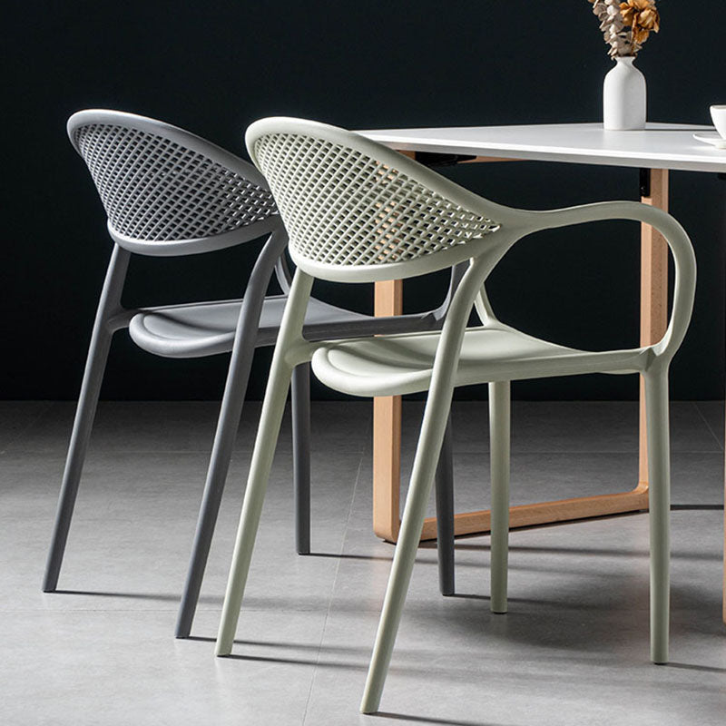 Chaises contemporaines avec bras de salle à manger, chaise latérale en plastique à dossier ouvert pour la cuisine