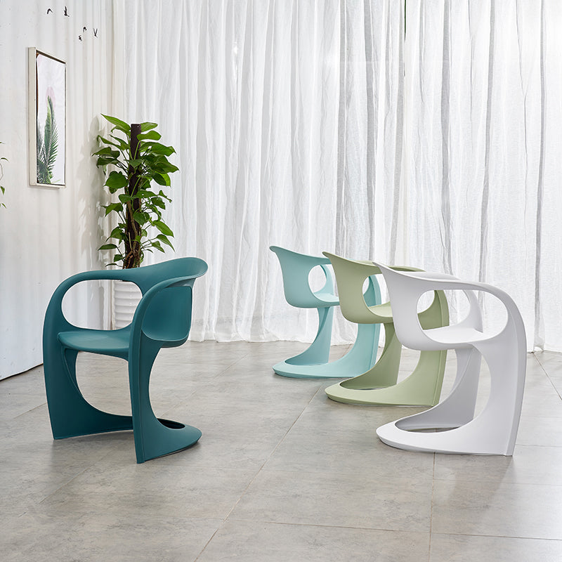 Scandinave Plastic Dining Dining Brack Chairs Solid Back Fairs pour la maison