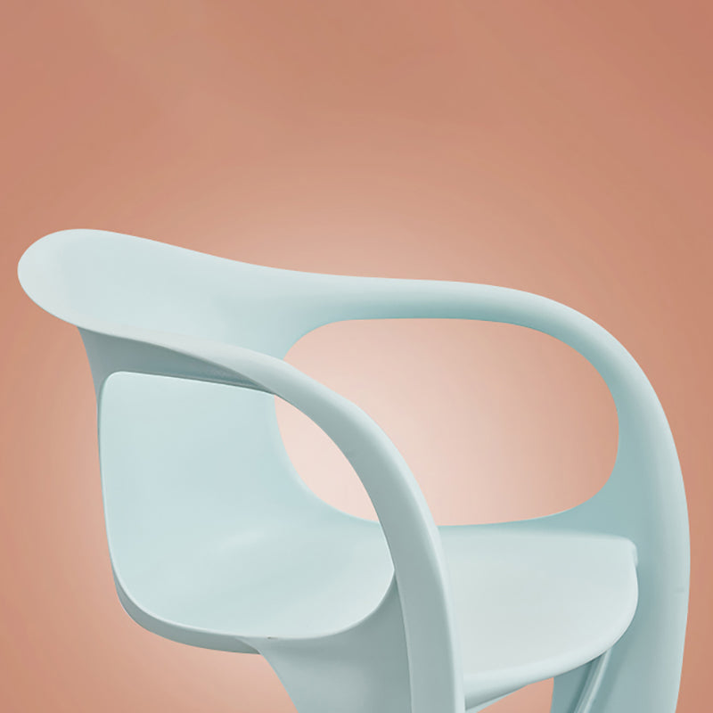 Scandinave Plastic Dining Dining Brack Chairs Solid Back Fairs pour la maison