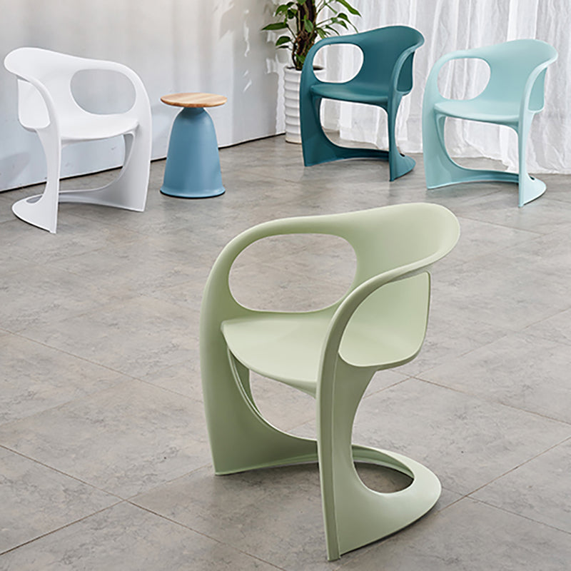Scandinave Plastic Dining Dining Brack Chairs Solid Back Fairs pour la maison