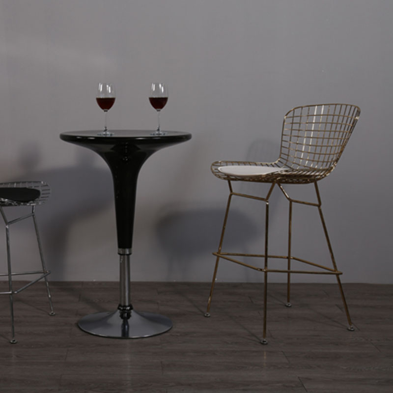 Zeitgenössische Metallbarpools Hall -Barhocker mit niedrigem Rücken und Fußstütze