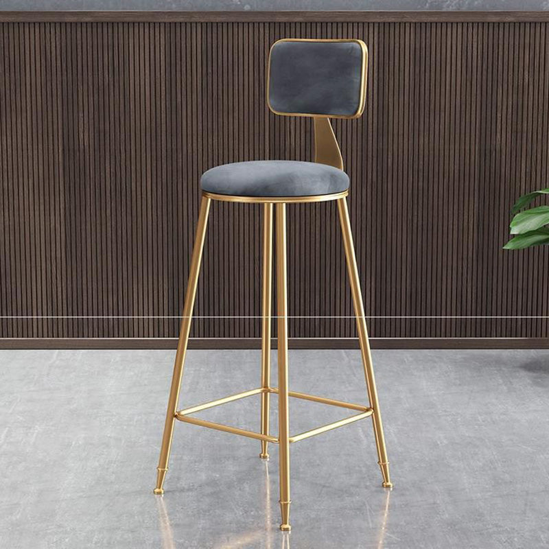 Taburete de bar de metal de estilo moderno con reposapiés y taburete de bar con respaldo bajo