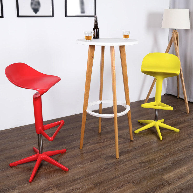 Taburete de bar de plástico moderno para sala de estar, taburete de bar Macron giratorio con respaldo
