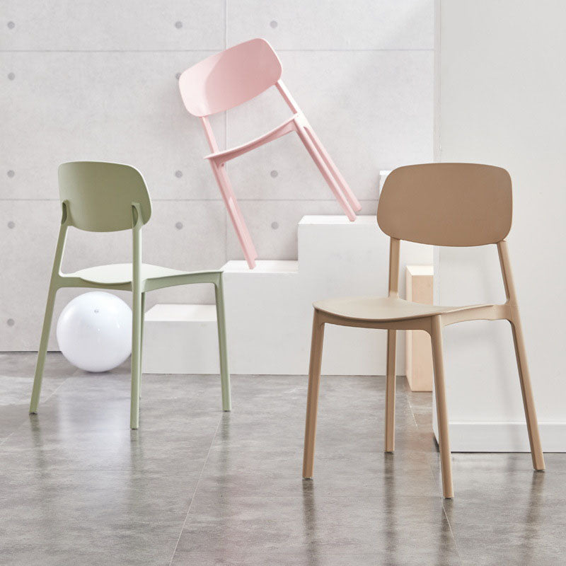 Silla lateral casera de plástico moderna con respaldo abierto y acabado mate